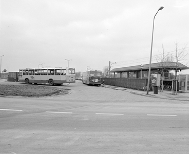 883468 Gezicht op het N.S.-station Maarssen te Maarssen, met links de bushalte.